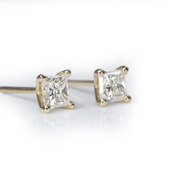 עגילי יהלום פרינסס צמודים