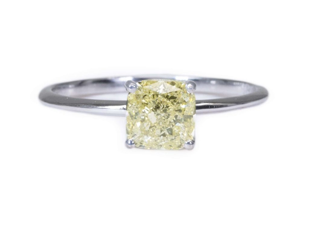 טבעת אירוסין קלאסית בשיבוץ יהלום מרובע צהוב זהב לבן
