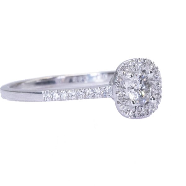 טבעת אירוסין מזהב לבן הילה קטנה