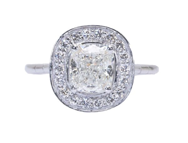 טבעת אירוסין מיוחדת מזהב לבן משובצת יהלום חיתוך כרית