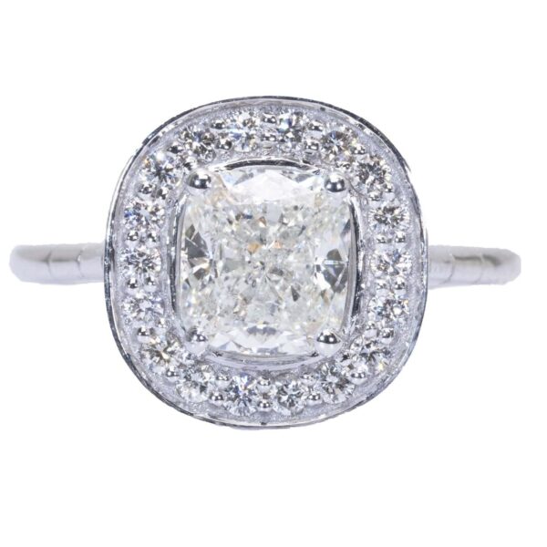 טבעת אירוסין מיוחדת מזהב לבן משובצת יהלום חיתוך כרית