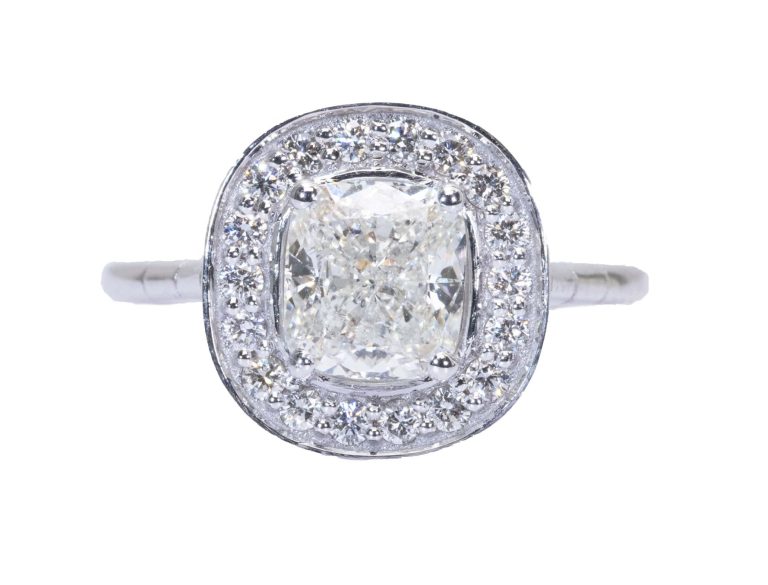 טבעת אירוסין מיוחדת מזהב לבן משובצת יהלום חיתוך כרית