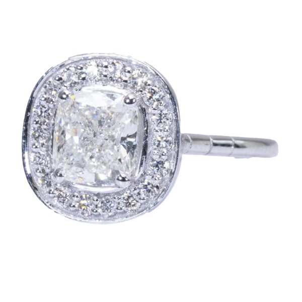 טבעת אירוסין מיוחדת מזהב לבן משובצת יהלום חיתוך כרית