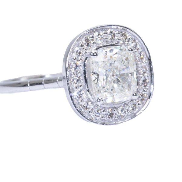 טבעת אירוסין מיוחדת מזהב לבן משובצת יהלום חיתוך כרית