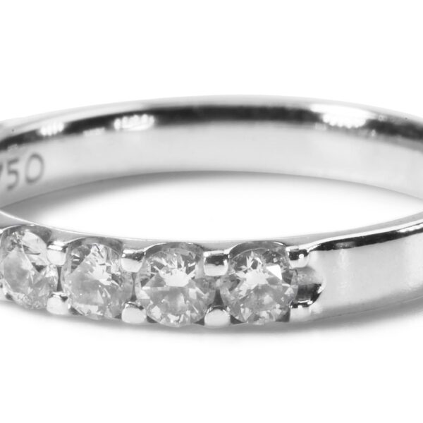 טבעת יהלומים קטנים מזהב לבן