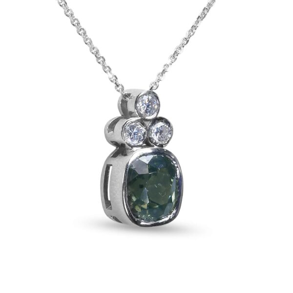 תליון אבן חן ירוקה במשקל קראט