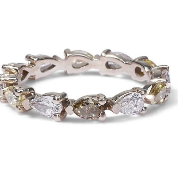 טבעת אירוסין טיפות בשילוב יהלומים לבנים וצהובים.