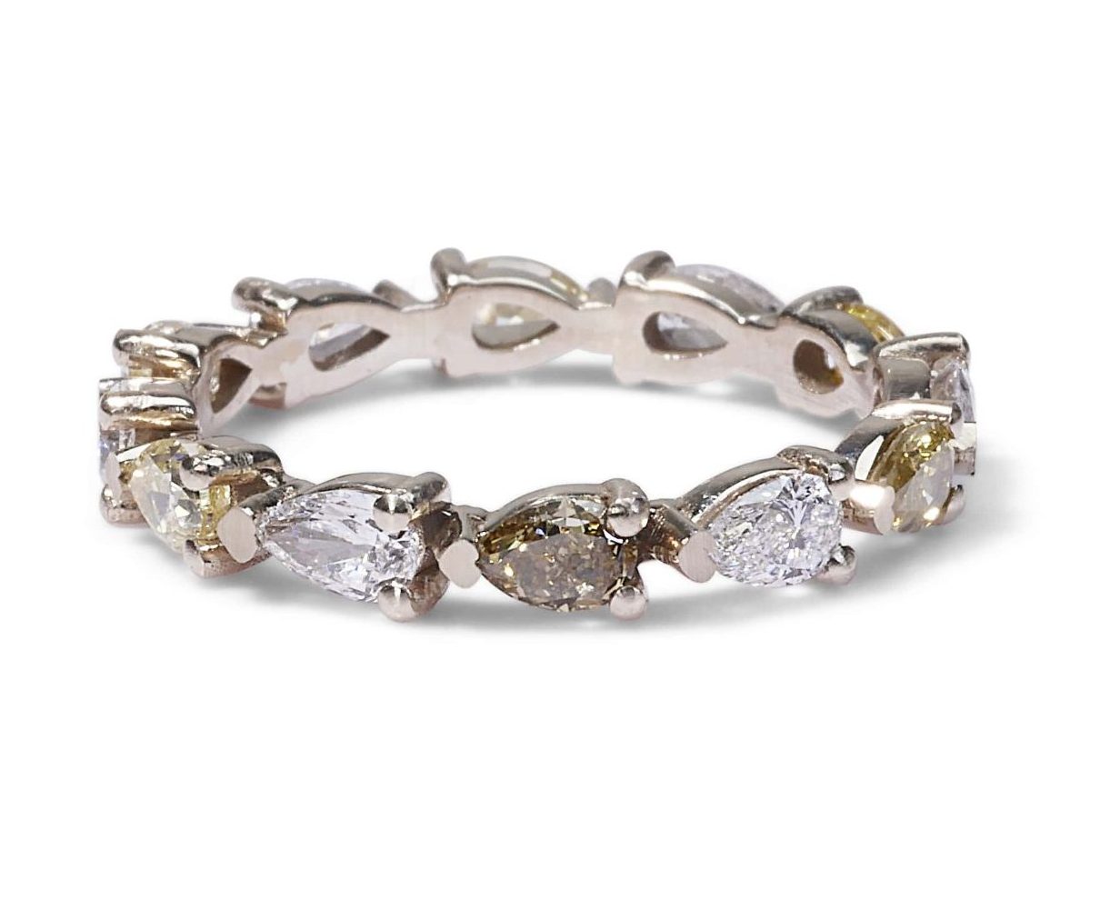 טבעת אירוסין טיפות בשילוב יהלומים לבנים וצהובים.
