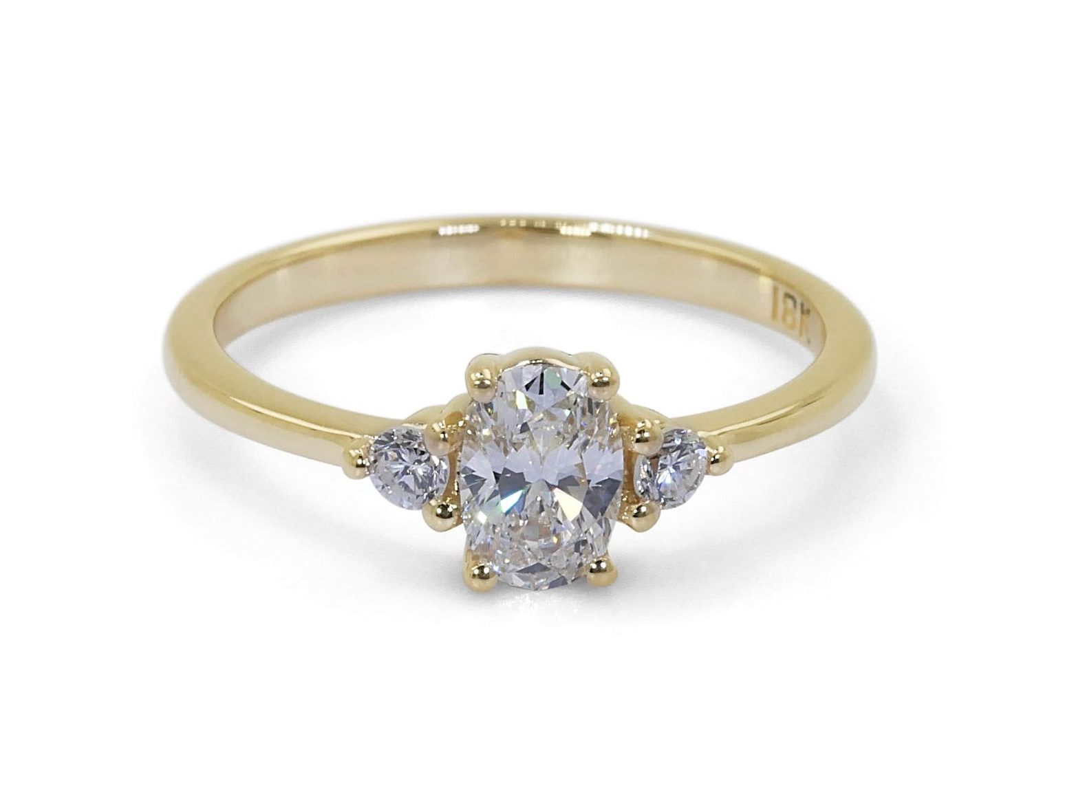 טבעת אירוסין יהלום אובל משובצת חצי קראט טבעת 3 יהלומים זהב צהוב