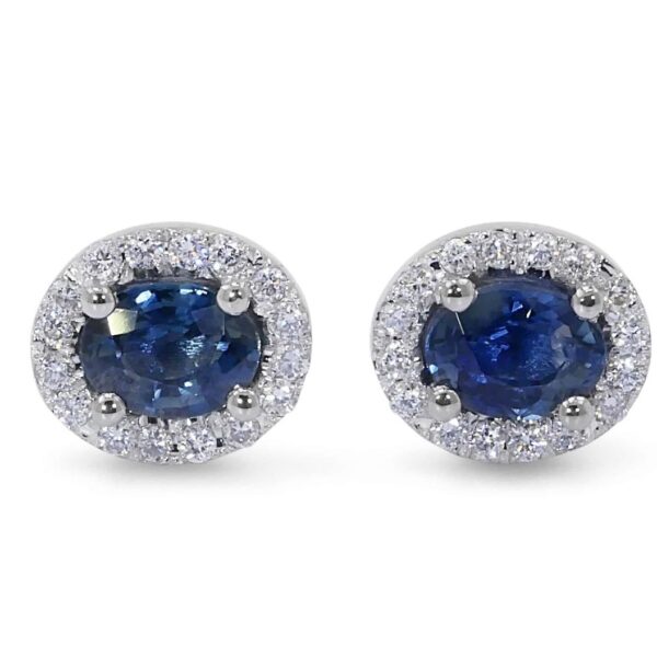 עגילי הילה ספיר משובצים באבני חן טבעיות מסוג ספיר המוקפים ביהלומים קטנים.