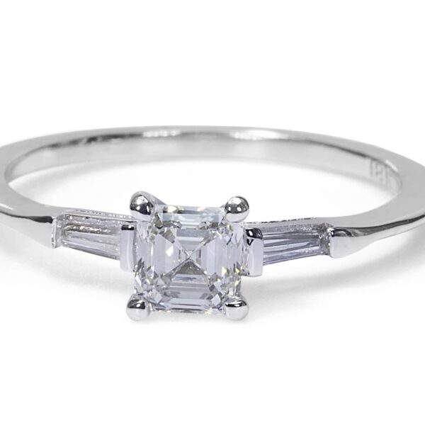 טבעת אירוסין מזהב לבן משובצת יהלום אשר ואבני צד בליטוש טייפרים