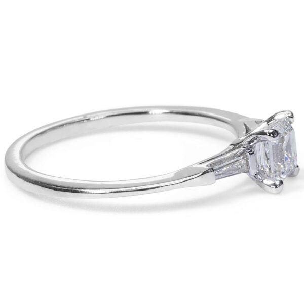 טבעת אירוסין מזהב לבן משובצת יהלום אשר