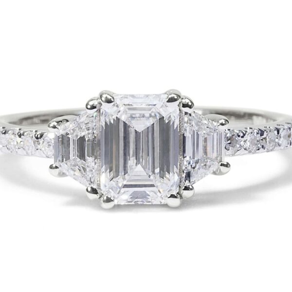 טבעת אירוסין מזהב לבן משובצת יהלום אמרלד וטרפזים בליטוש מדרגה