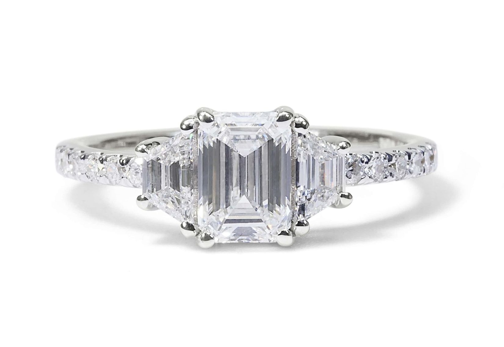 טבעת אירוסין מזהב לבן משובצת יהלום אמרלד וטרפזים בליטוש מדרגה