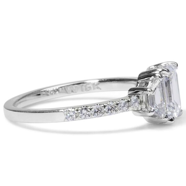 טבעת אירוסין מזהב לבן משובצת יהלום אמרלד