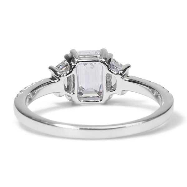 טבעת אירוסין מזהב לבן משובצת יהלום אמרלד