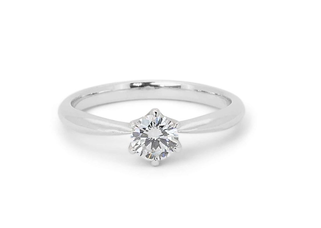 טבעת אירוסין מזהב לבן משובצת יהלום קטן
