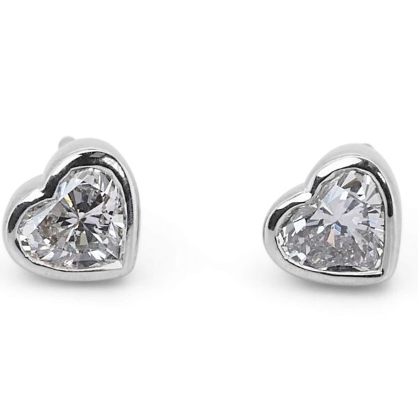 עגילי יהלום לב צמודים זהב לבן שיבוץ מסגרת