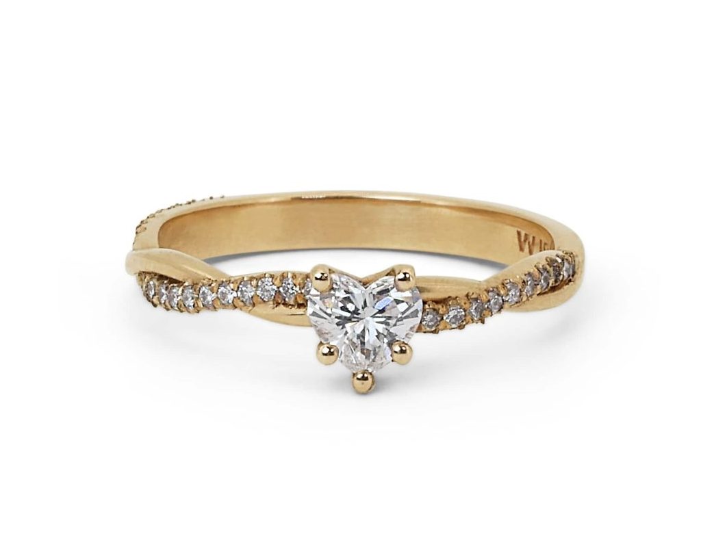 טבעת אירוסין טוויסט עם תעודת GIA יהלום לב זהב צהוב