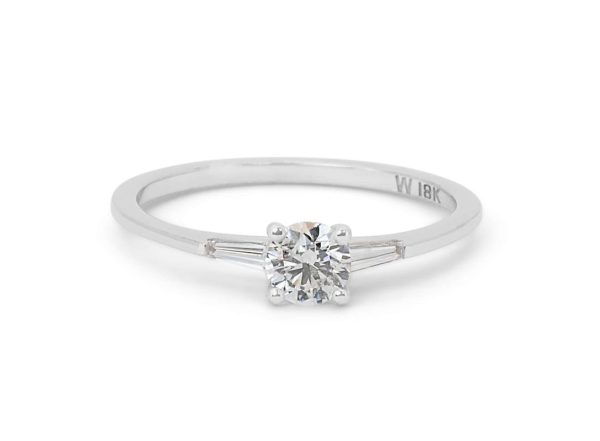 טבעת אירוסין מזהב לבן עגול אמרלד טייפרים 3 יהלומים