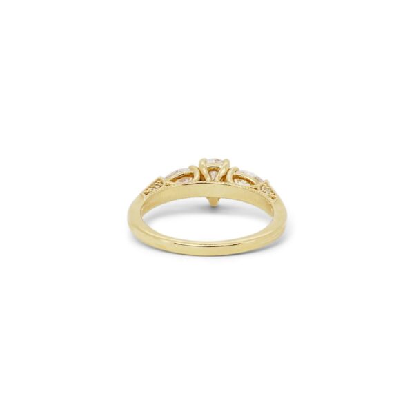 טבעת אירוסין משובצת יהלום טיפה