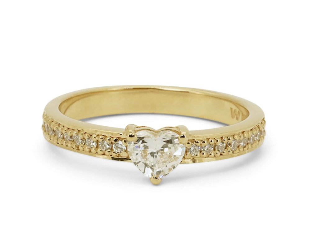 טבעת יהלום לב מתוקה בשיבוץ יהלום איכותי ויהלומי צד מזהב צהוב