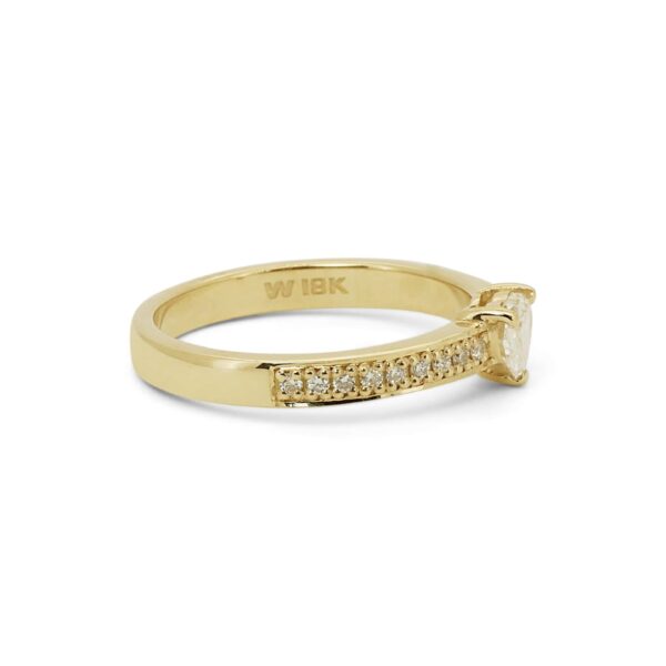 טבעת מזהב משובצת יהלום לב