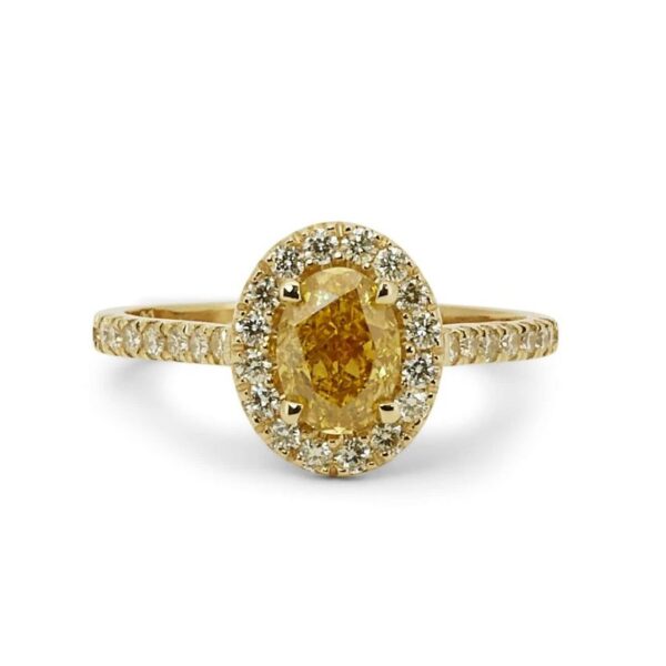 טבעת משובצת יהלום צהוב-כתום אובל בסגנון הילה