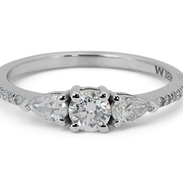 טבעת אירוסין מזהב לבן משובצת יהלום טיפה ועגול