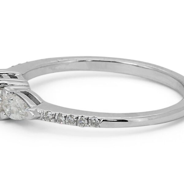 טבעת אירוסין מזהב לבן משובצת יהלום טיפה