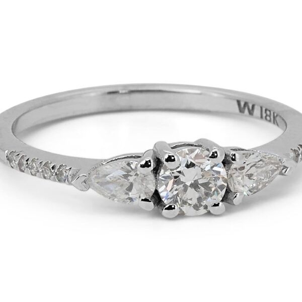 טבעת אירוסין מזהב לבן משובצת יהלום טיפה