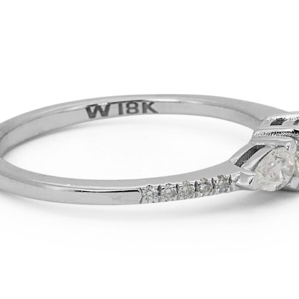 טבעת אירוסין מזהב לבן משובצת יהלום טיפה