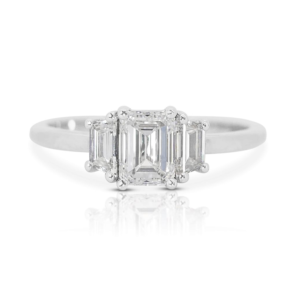 טבעת אירוסין מזהב לבן משובצת יהלום אמרלד GIA