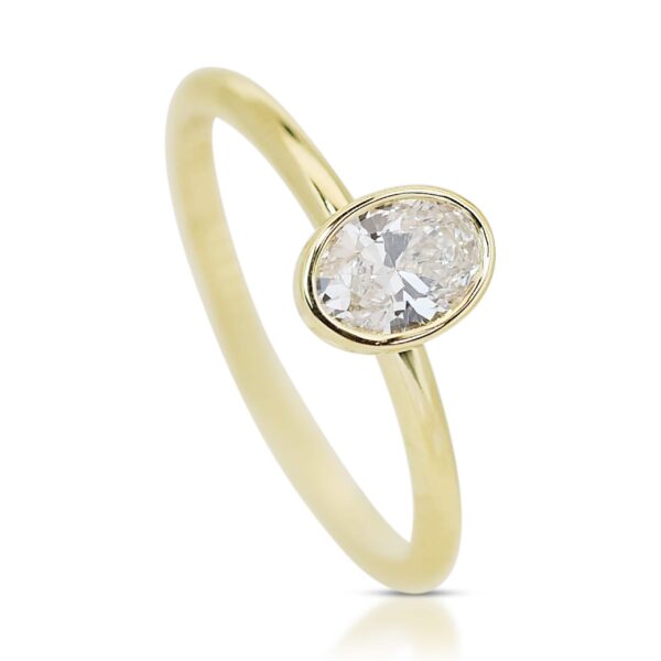 טבעת אירוסין סוליטר משובצת יהלום אובל