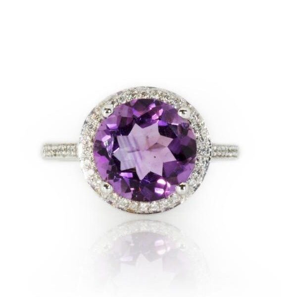 טבעת קלאסית בשיבוץ אמטיסט ויהלומים