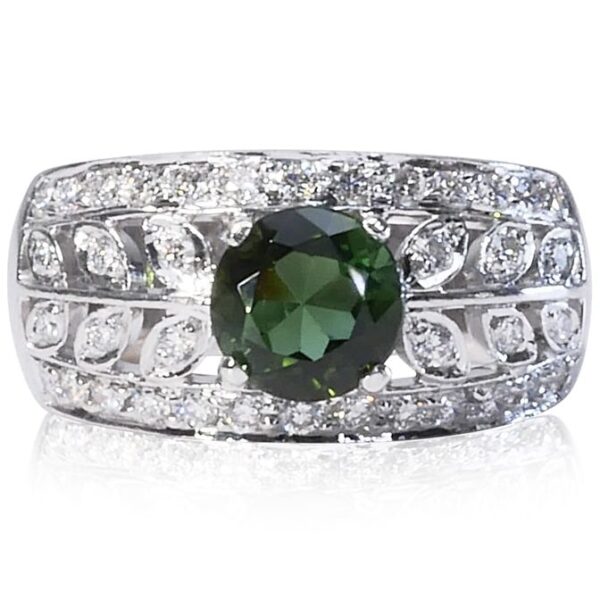 טבעת אבן חן גדולה ומרשימה בשילוב יהלומים בסגסוגת זהב לבן.