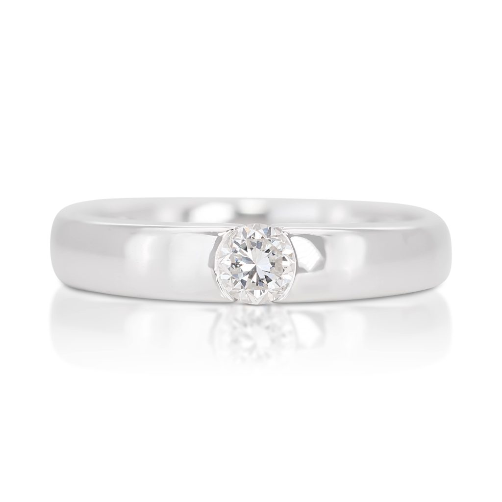 טבעת אירוסין רחבה מזהב לבן בשיבוץ אבן אחת