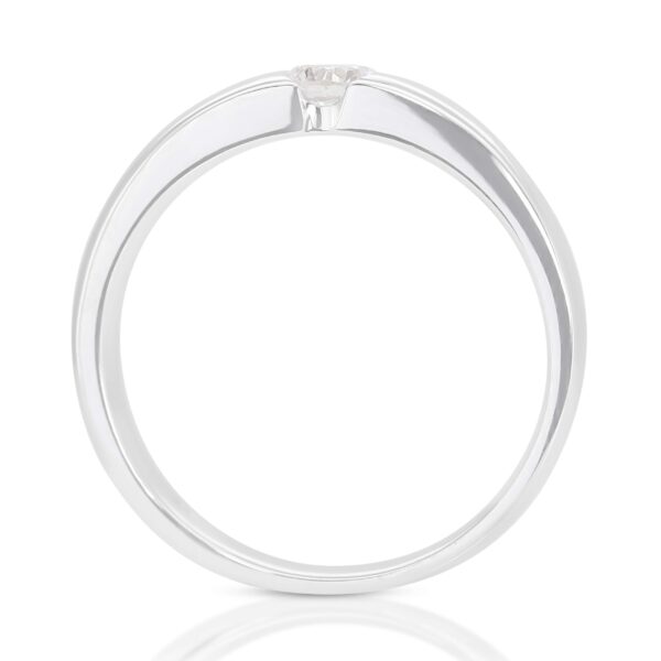 טבעת אירוסין רחבה מזהב לבן בשיבוץ אבן אחת