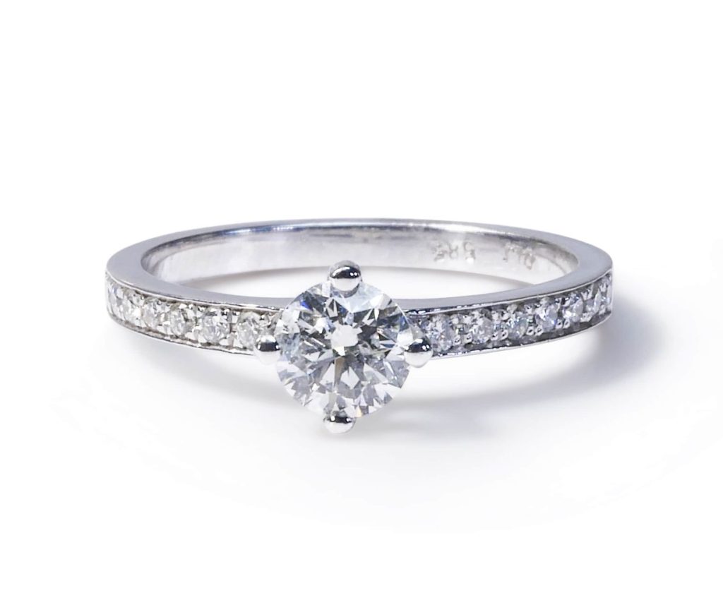 טבעת אירוסין בשיבוץ נמוך מזהב לבן יהלום עגול