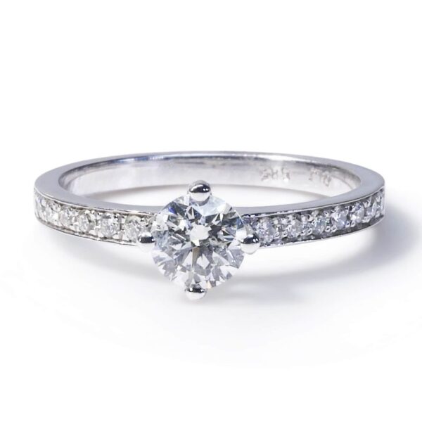 טבעת אירוסין בשיבוץ נמוך מזהב לבן יהלום עגול