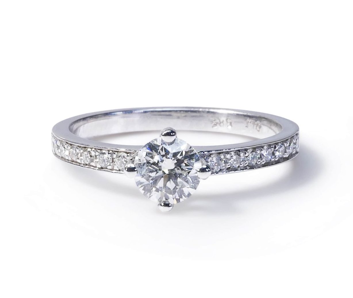 טבעת אירוסין בשיבוץ נמוך מזהב לבן יהלום עגול