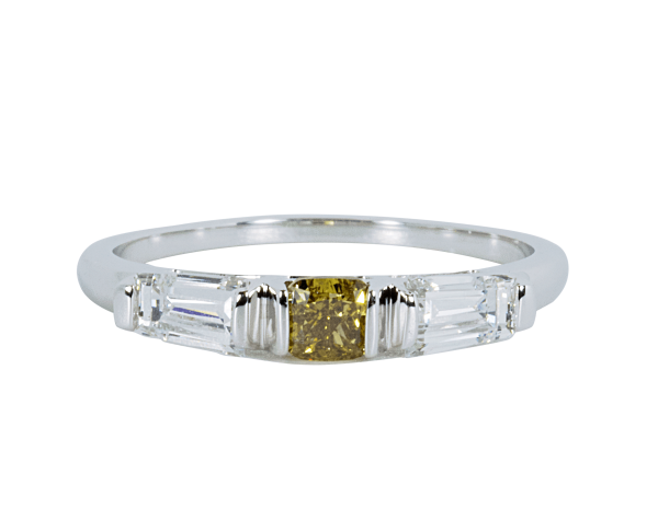 טבעת יהלומים בעיצוב שורה מיוחד מזהב לבן