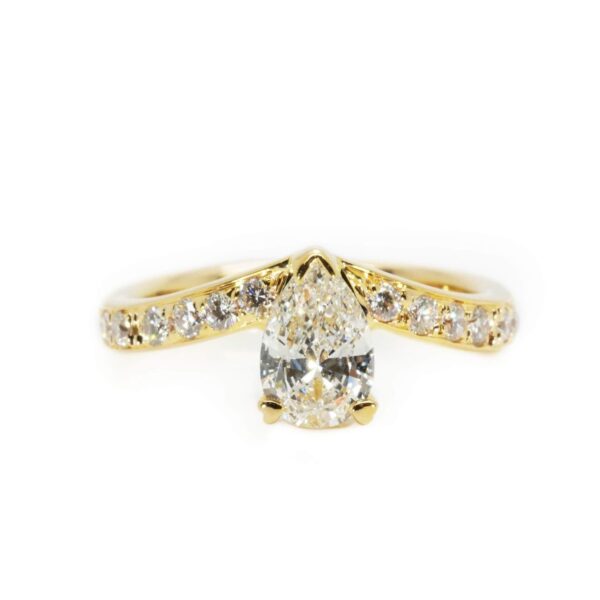 טבעת אירוסין טיפה בשילוב אבני צד מזהב צהוב