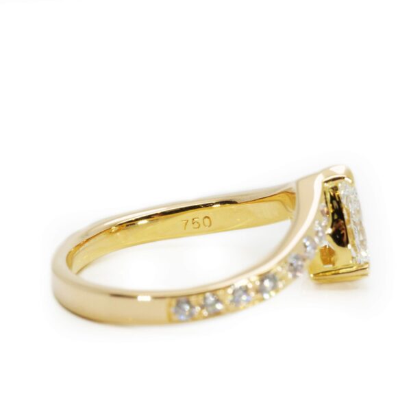 טבעת אירוסין טיפה בשילוב אבני צד