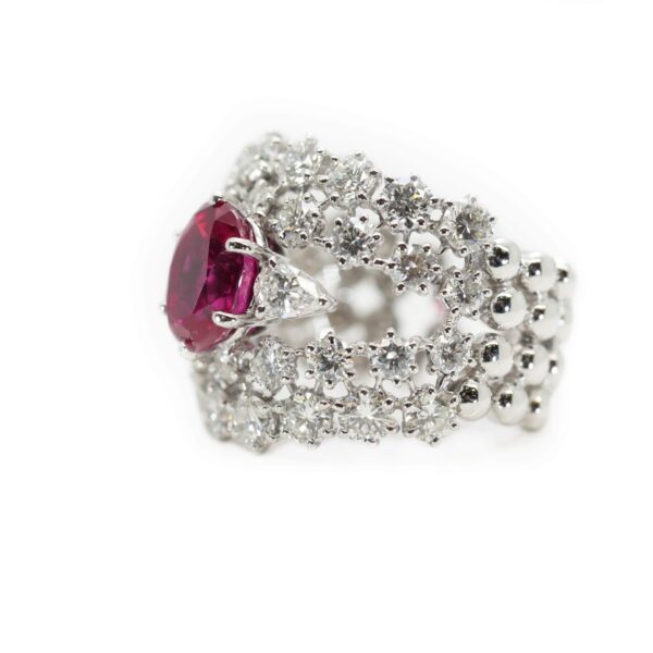 טבעת מרובעת בסגנון הילה אבן רובי