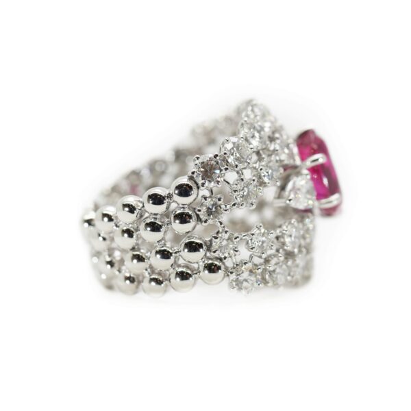 טבעת מרובעת בסגנון הילה אבן רובי