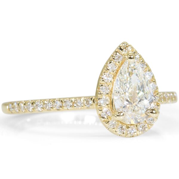 טבעת מזהב צהוב משובצת יהלום במשקל חצי קרט בצורת יהלום טיפה