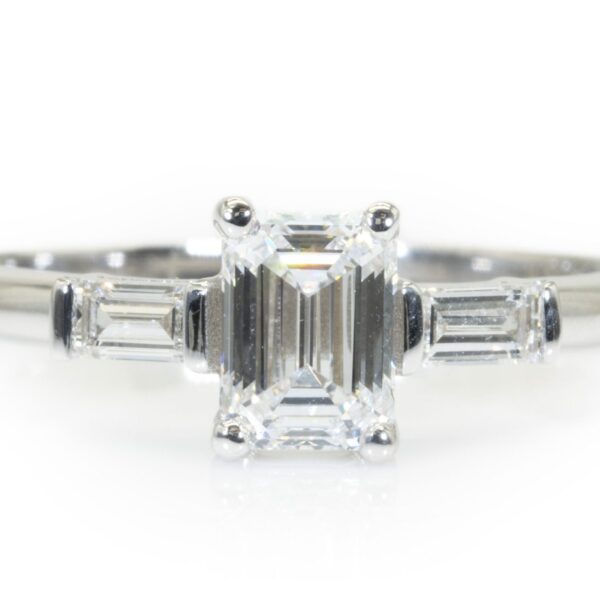 טבעת אירוסין יהלומים חיתוך אמרלד 0.70 קראט עם צמד באגטים