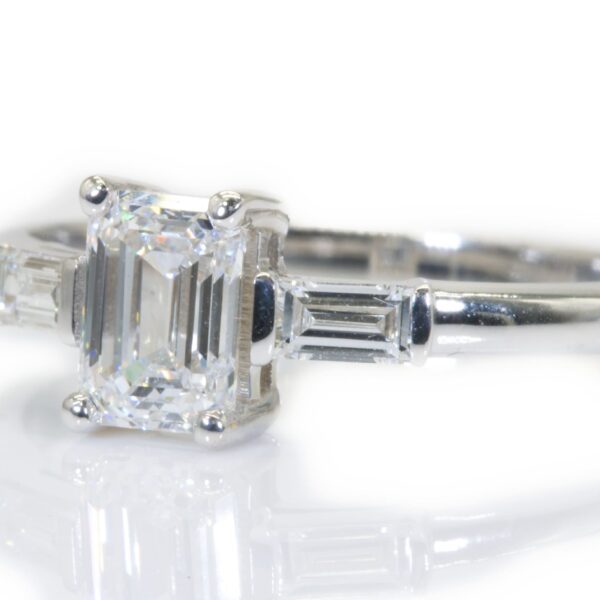 טבעת מזהב לבן משובצת 3 יהלומים לאישה