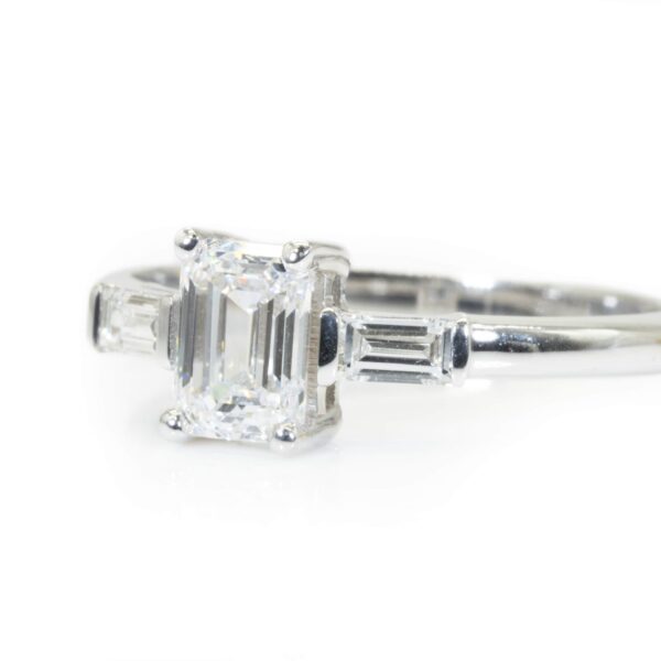 טבעת אירוסין אמרלד 3 יהלומים יהלום באיכות D IF